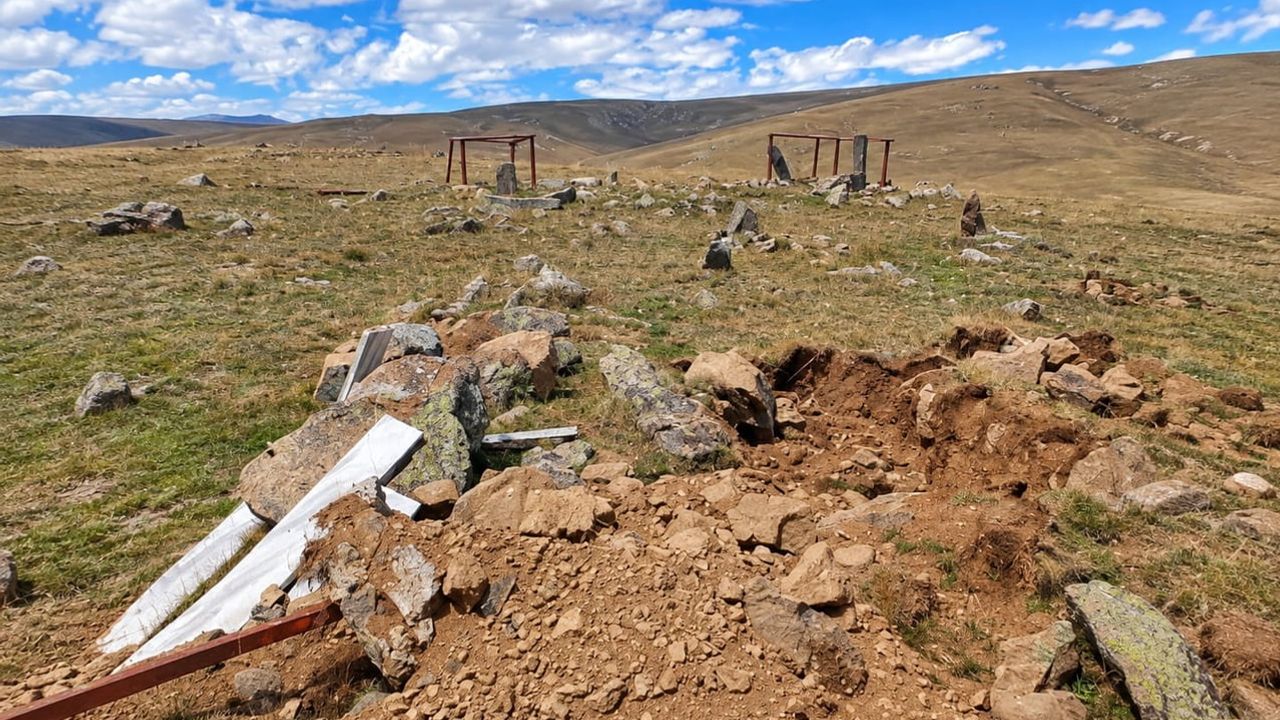 Yukarı Yuvalı'da tarihi mezarlarda kazı ve tahribat iddiası
