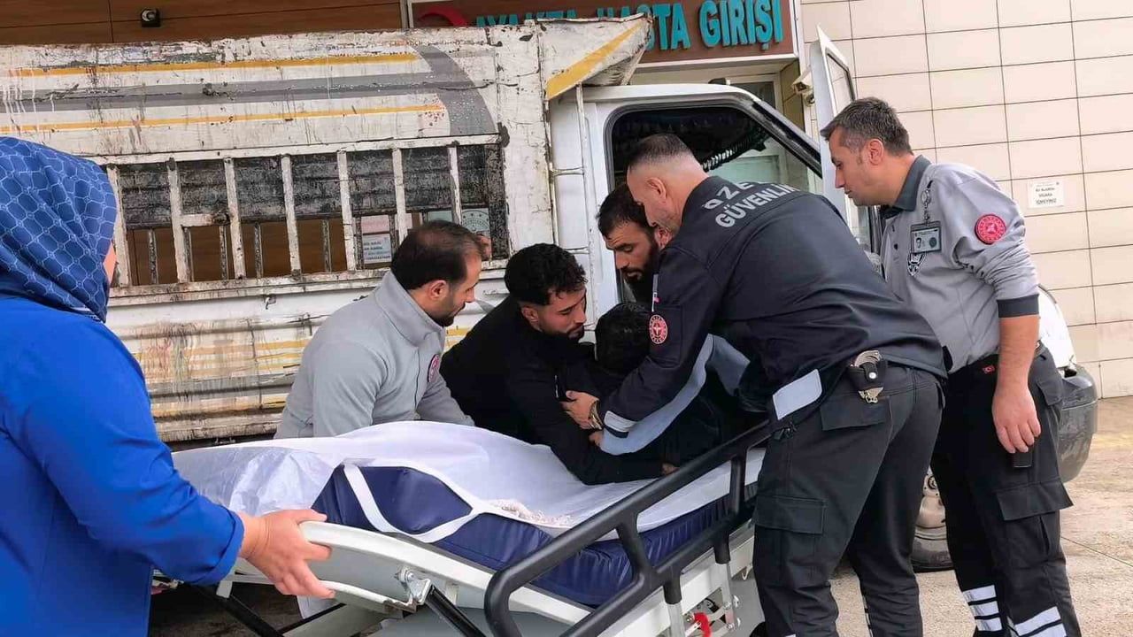 Yükleme sırasında kamyonetten düşen genç hastaneye kaldırıldı