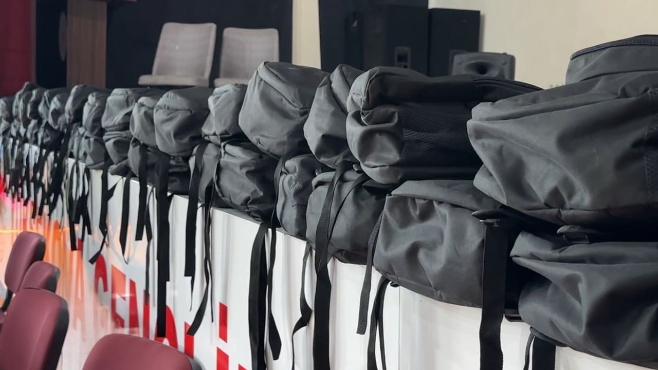 Yüksekova'da 100 yetim öğrenciye kırtasiye ile destek sağlandı