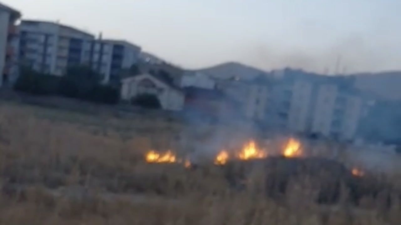 Yüksekova'da boş arazide alevler kısa sürede söndürüldü