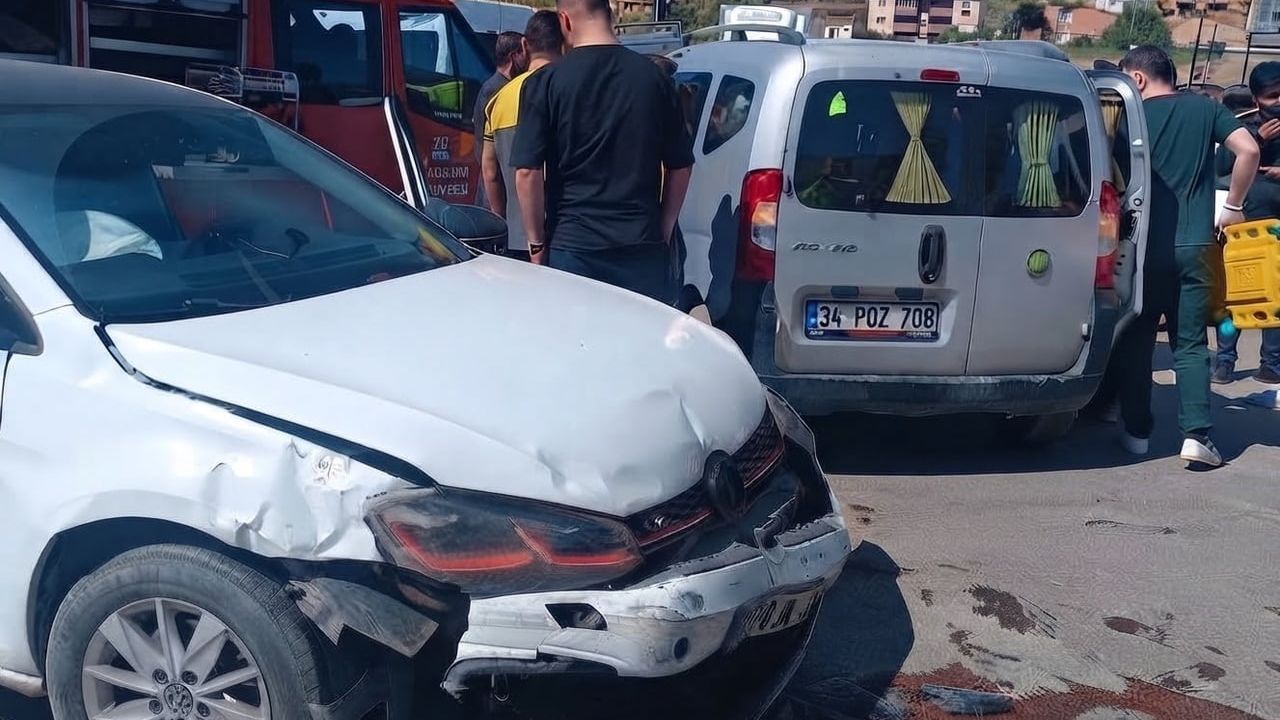 Yüksekova'da kavşak çarpışması: iki kişi yaralandı