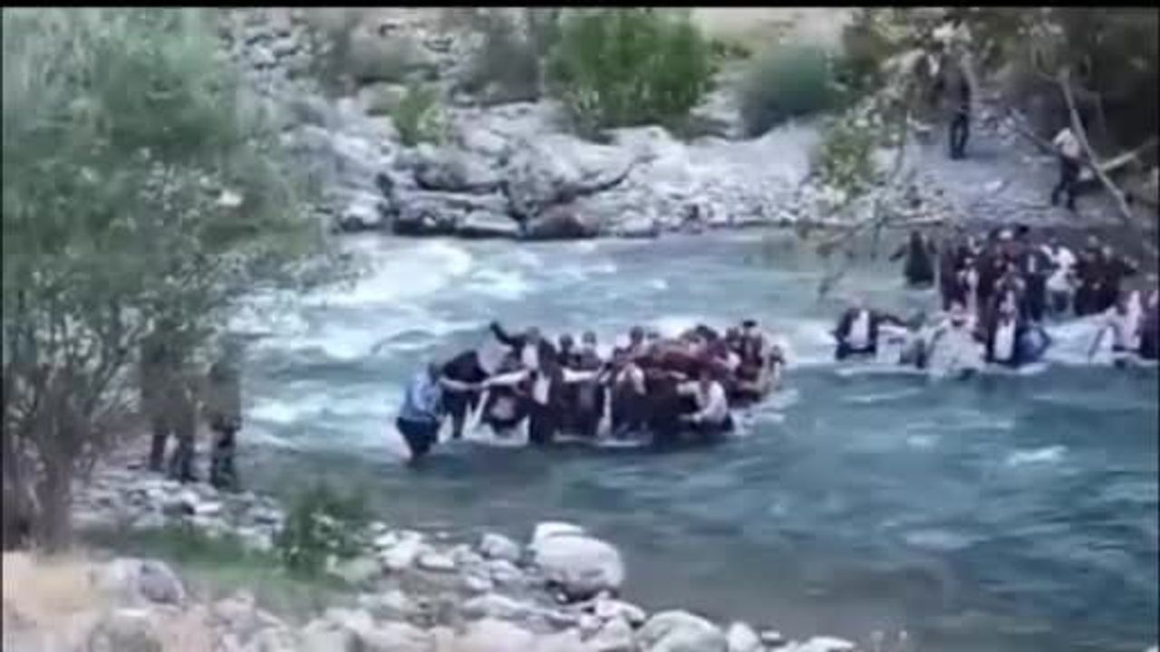 Yüksekova'da zorlu patikada can veren adamın cenazesi dereden geçirilip omuzlarda taşındı