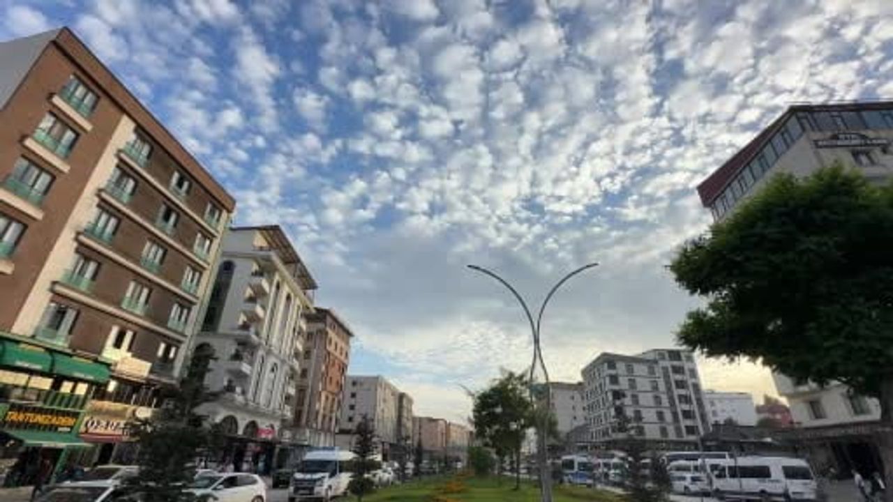 Yüksekova semalarında nadir sirrokümülüs gösterisi