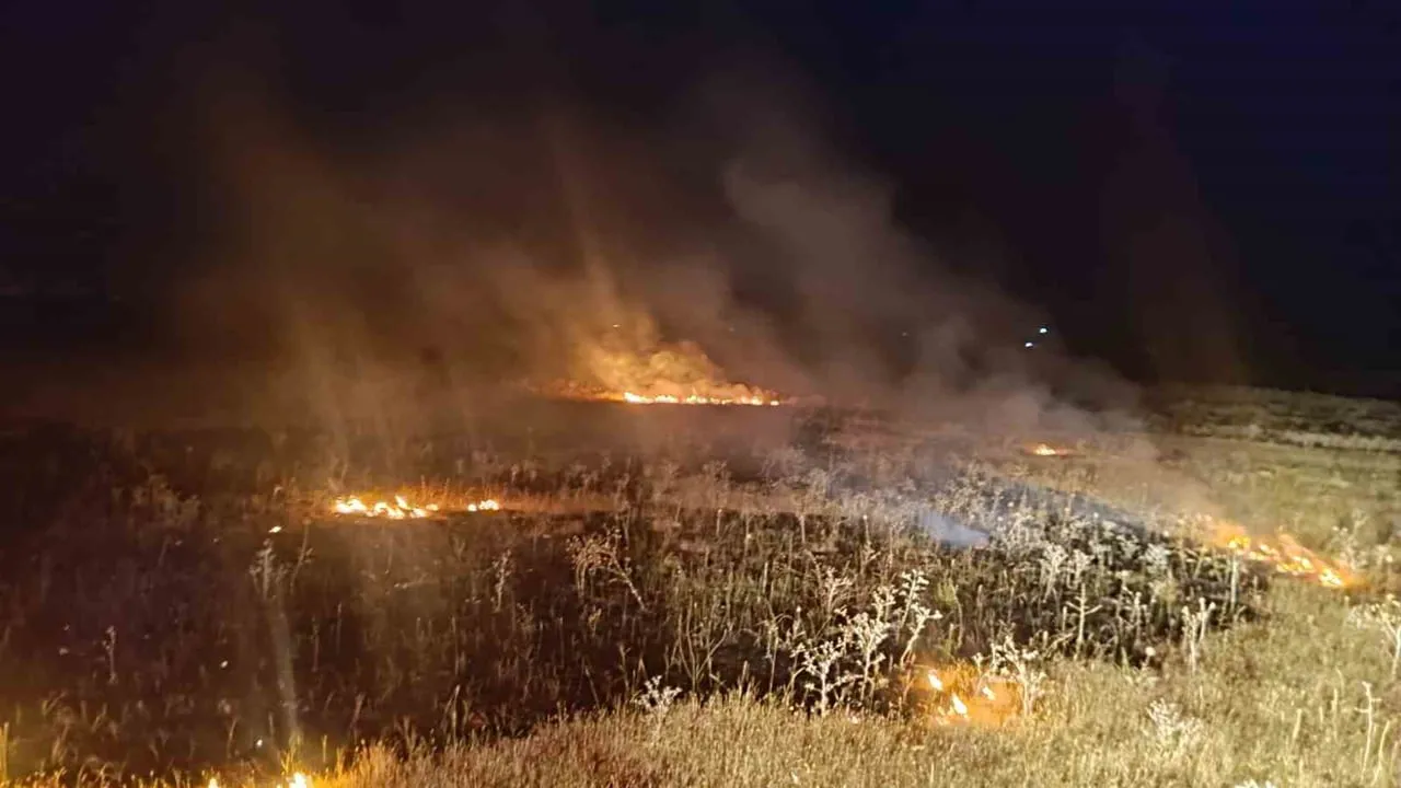 Yumrutepe'de örtü üstü yangın itfaiyenin erken müdahalesiyle söndürüldü