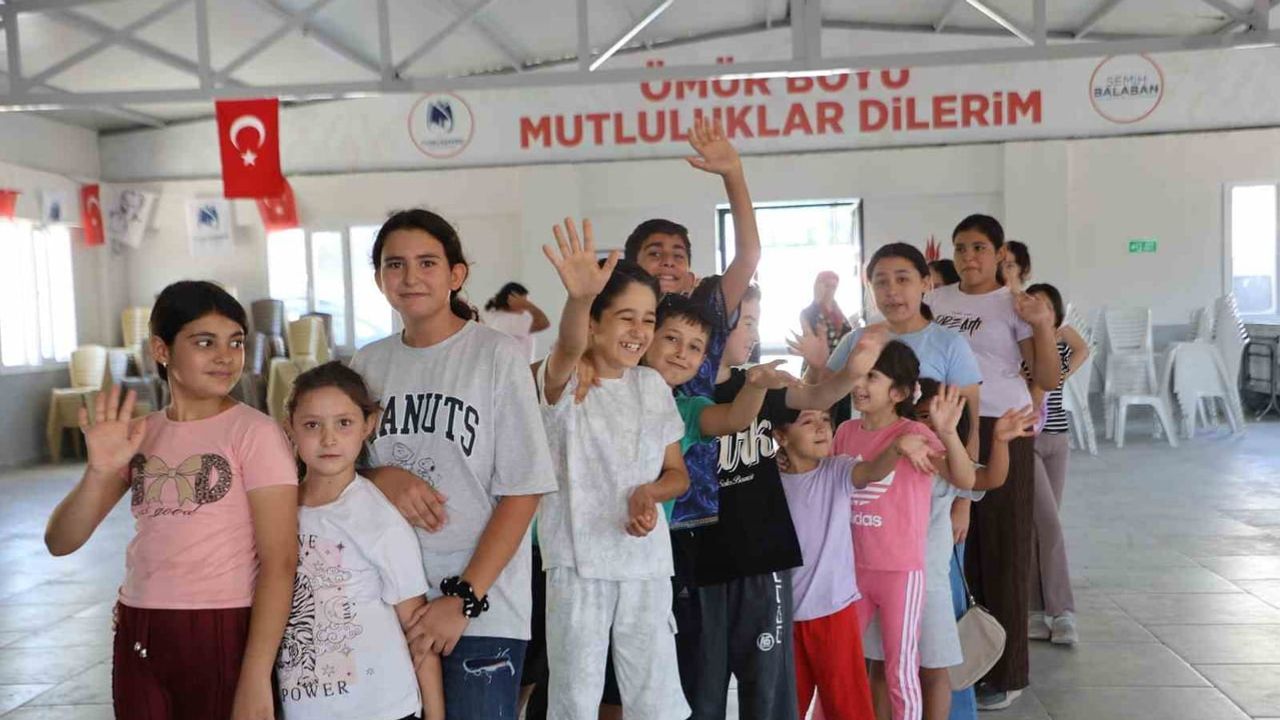Yunusemre'de çocuklar planetaryum ve vr gözlükleriyle uzayın sırlarını keşfetti