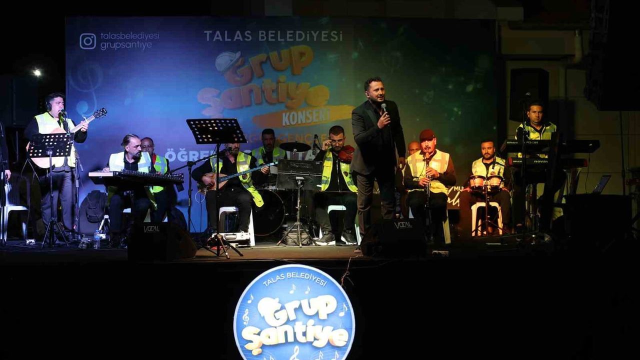 Yurt bahçesinde müzikli karşılama: Grup Şantiye Melikgazi'de öğrencilerle buluştu