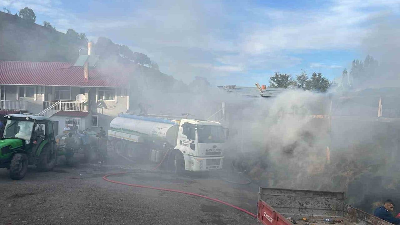 Yurtbekler'de samanlık yangını köylü ve ekiplerin müdahalesiyle evlere sıçramadan söndürüldü