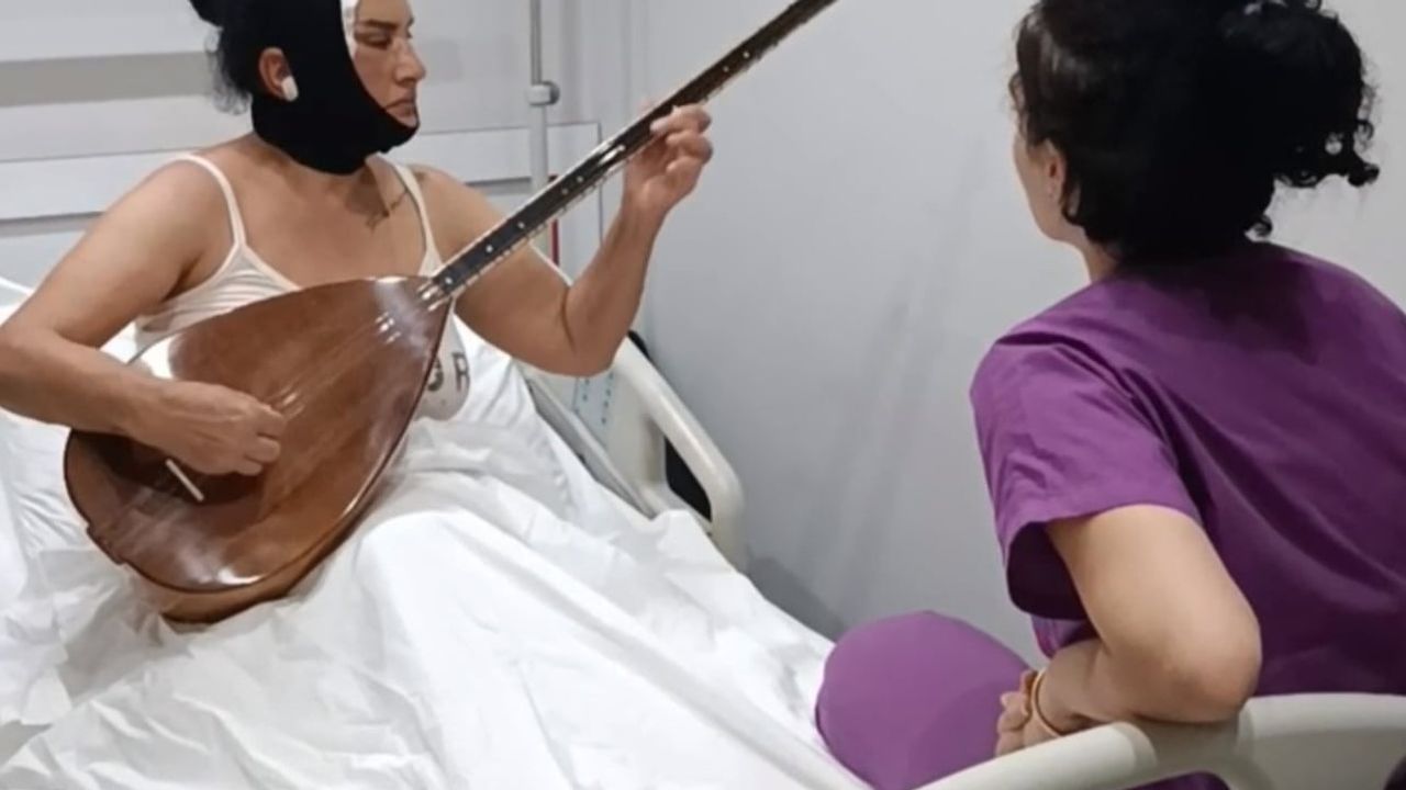 Yüz germe sonrası hastane odasında mini saz konseri veren hasta