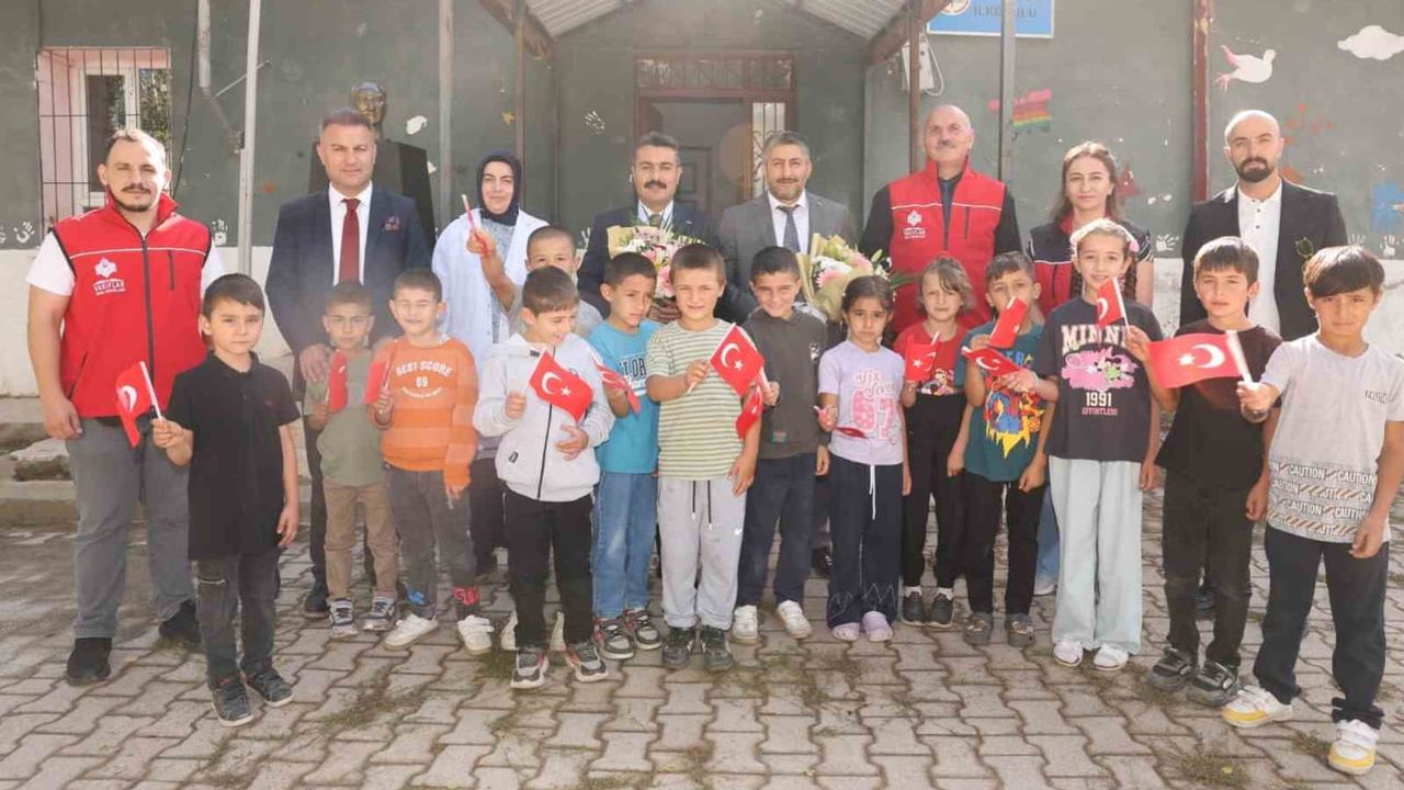 Yüzyıllık vakıf geleneği Sivas'ta köy okullarına kırtasiye desteği sağladı