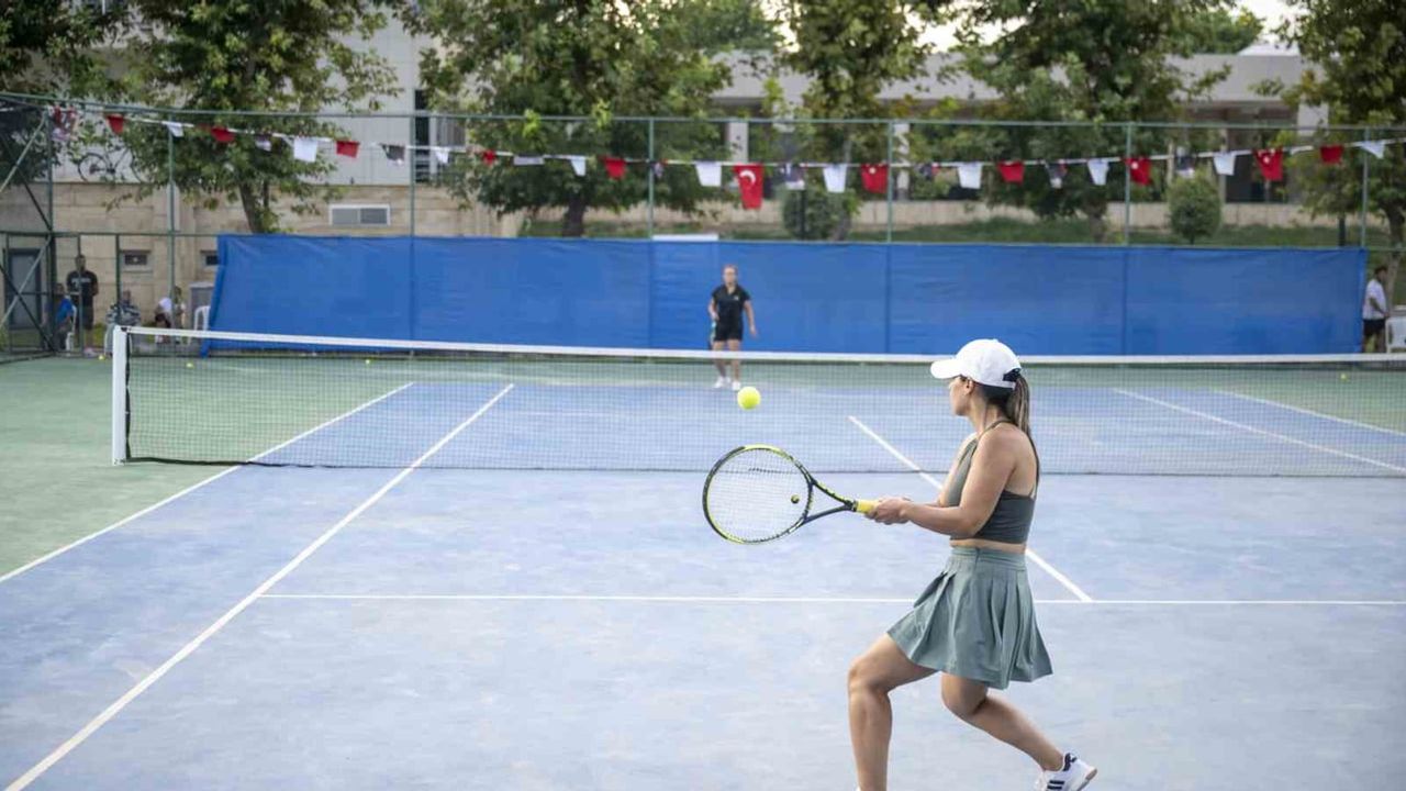 Zafer coşkusuyla tamamlanan Mersin tenis turnuvasında yeni şampiyonlar