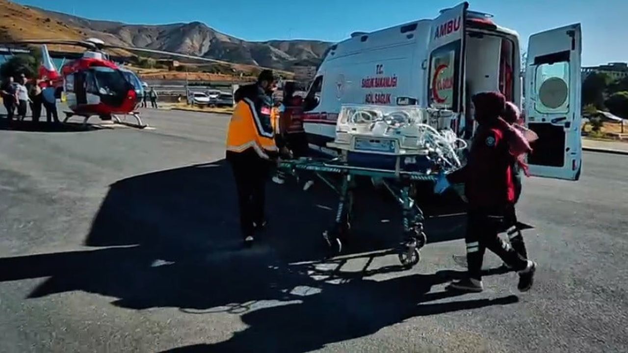 Zamana karşı yaşam mücadelesi: 34 haftalık bebek helikopterle Malatya'ya sevk edildi