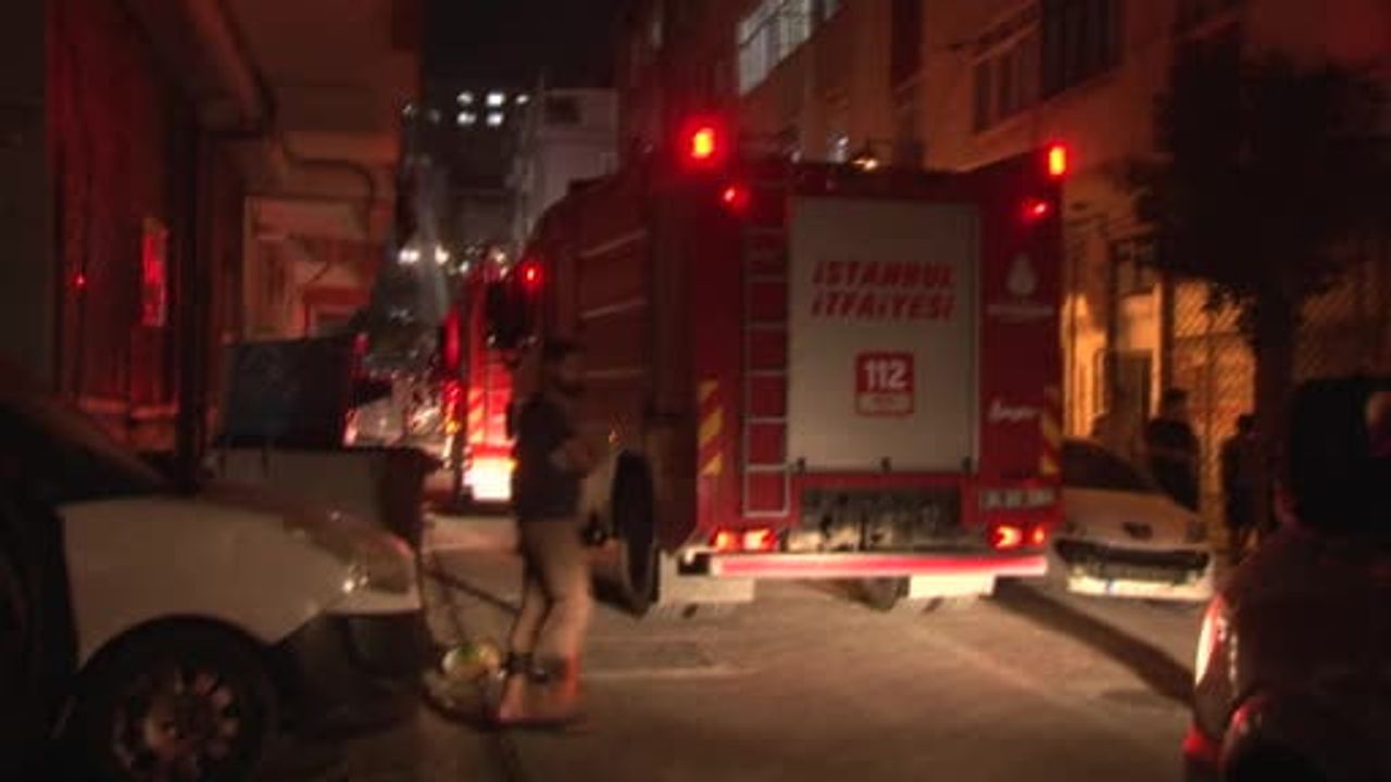 Zeytinburnu'nda bodrumda başlayan yangın üst katları dumana boğdu, 5 kişi tedavi edildi