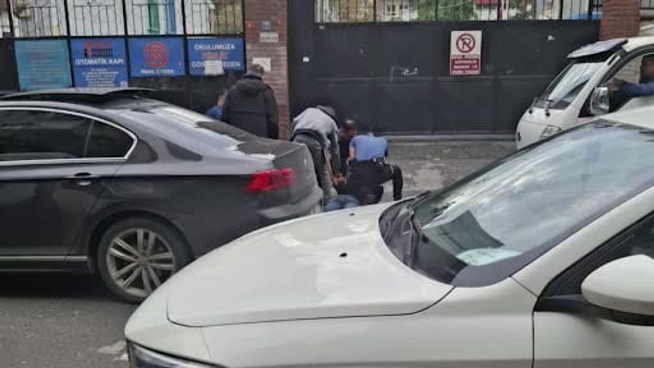 Zeytinburnu'nda okul çevresi denetimi sırasında ruhsatsız silahla 2 kişi yakalandı