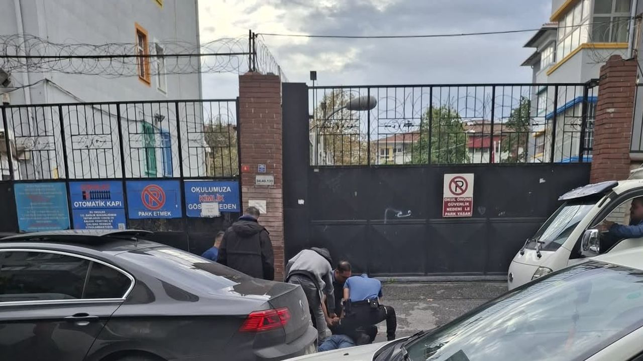 Zeytinburnu'nda okul güvenliği denetiminde şüpheli araçtan tabanca çıktı