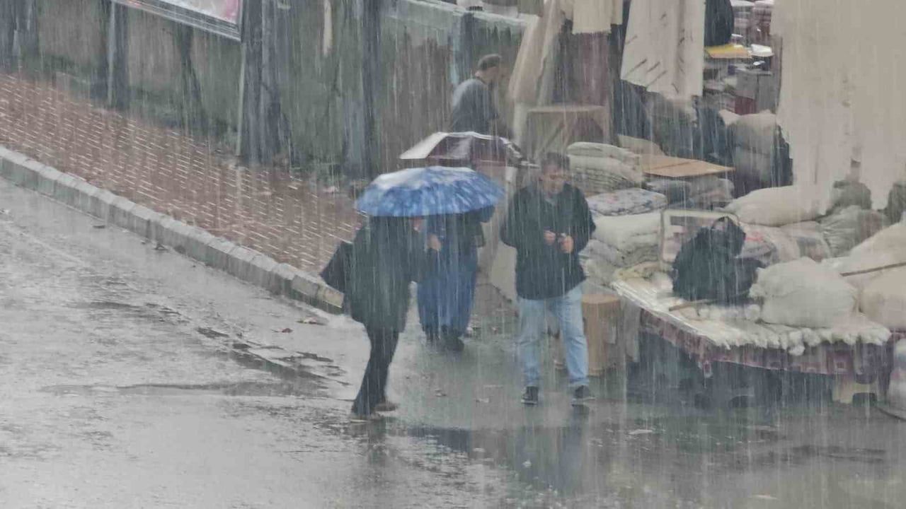 Zonguldak'ta aniden bastıran sağanak yaşamı olumsuz etkiledi