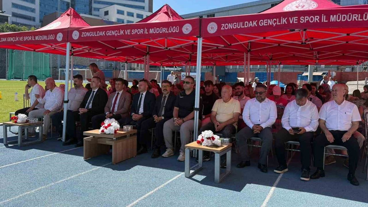 Zonguldak'ta gençlik yaz kulübü kapanışında renkli gösteriler ve spor dolu final