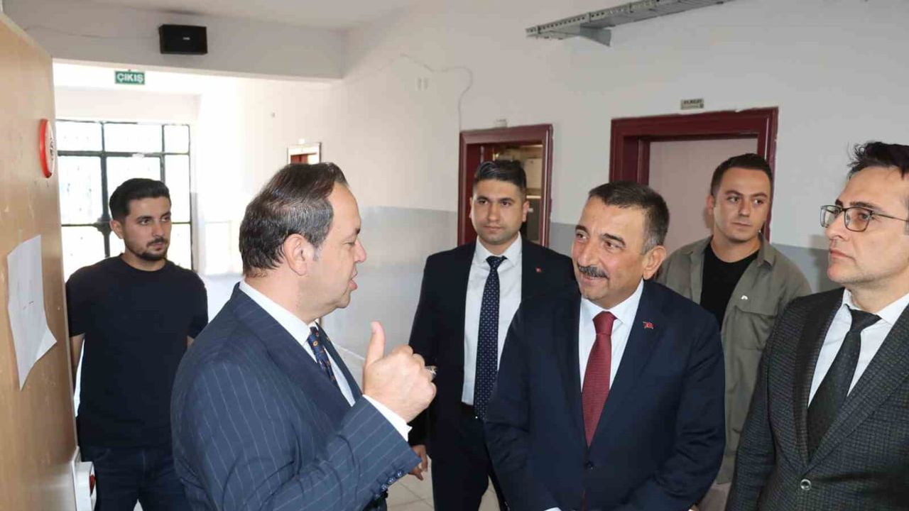 Zonguldak'ta hükümlüler okul boya ve bakım çalışmalarında toplumla buluştu