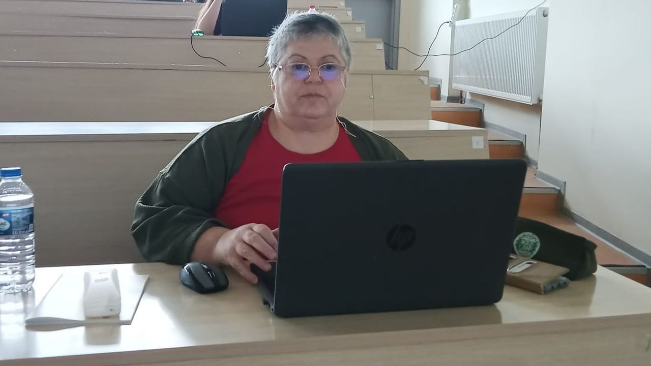 Zorluklara rağmen üniversiteyle yeniden hayata tutunan kadın 56 yaşında stajını tamamladı
