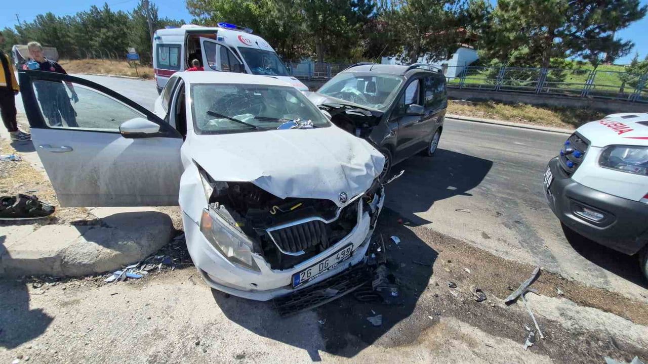 Zümrüt Caddesi'nde iki araç çarpıştı; 3'ü çocuk 7 kişi hafif yaralandı