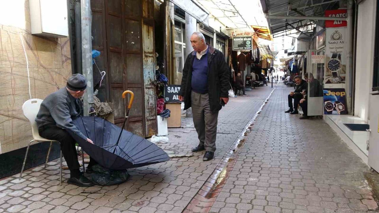 70 yıllık ustalığıyla 97 yaşında tezgâha dönen şemsiye ustası