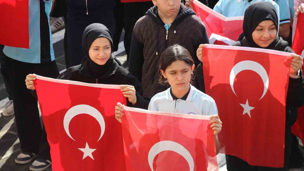 850 öğrenciyle cumhuriyet şarkıları eşliğinde coşku Sivas'ta