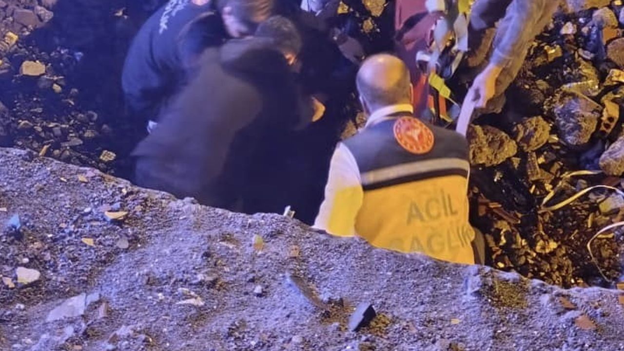 Açık bırakılan kazıya düşen yaşlı adam hastaneye kaldırıldı