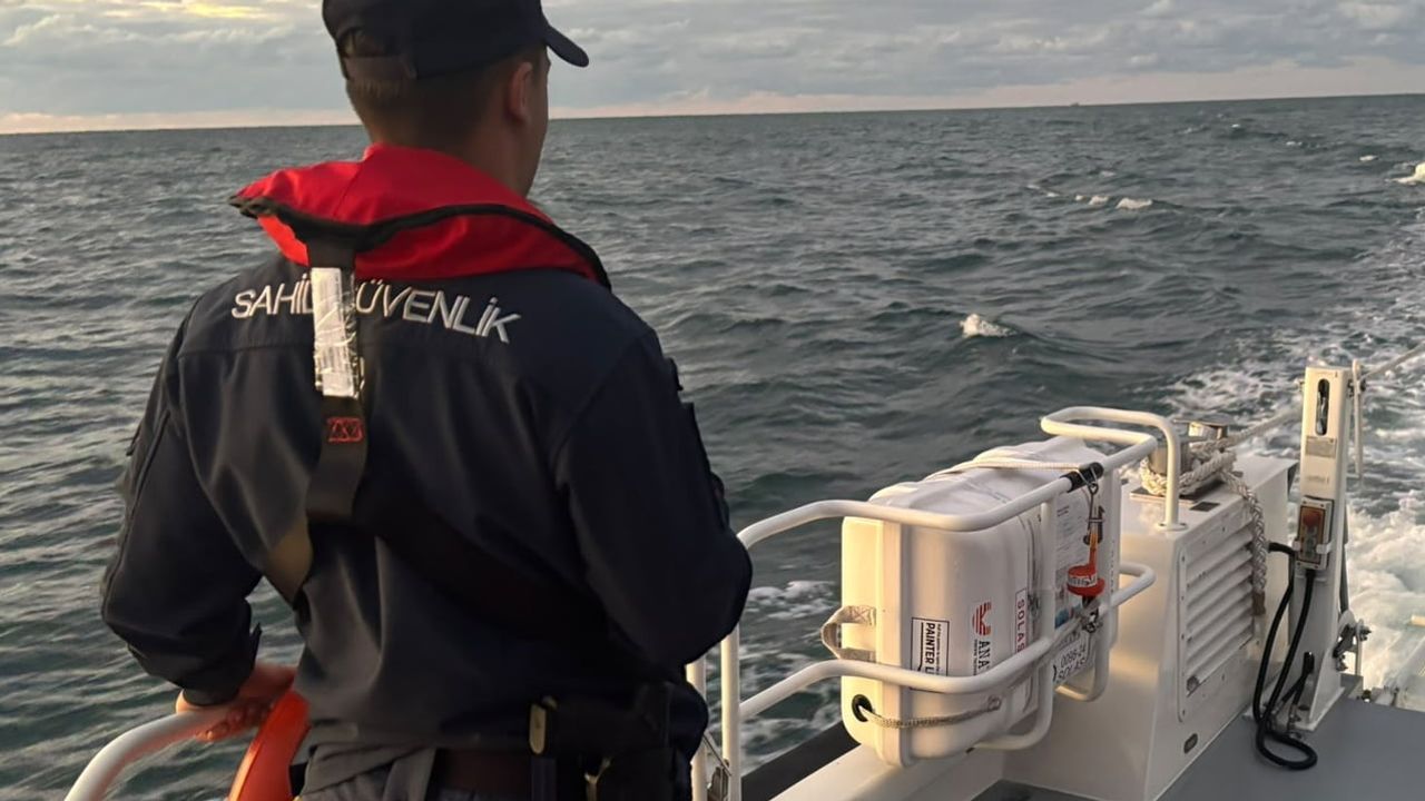 Açıkta yaralanan balıkçı sahil güvenlik ekiplerince karaya çıkarıldı