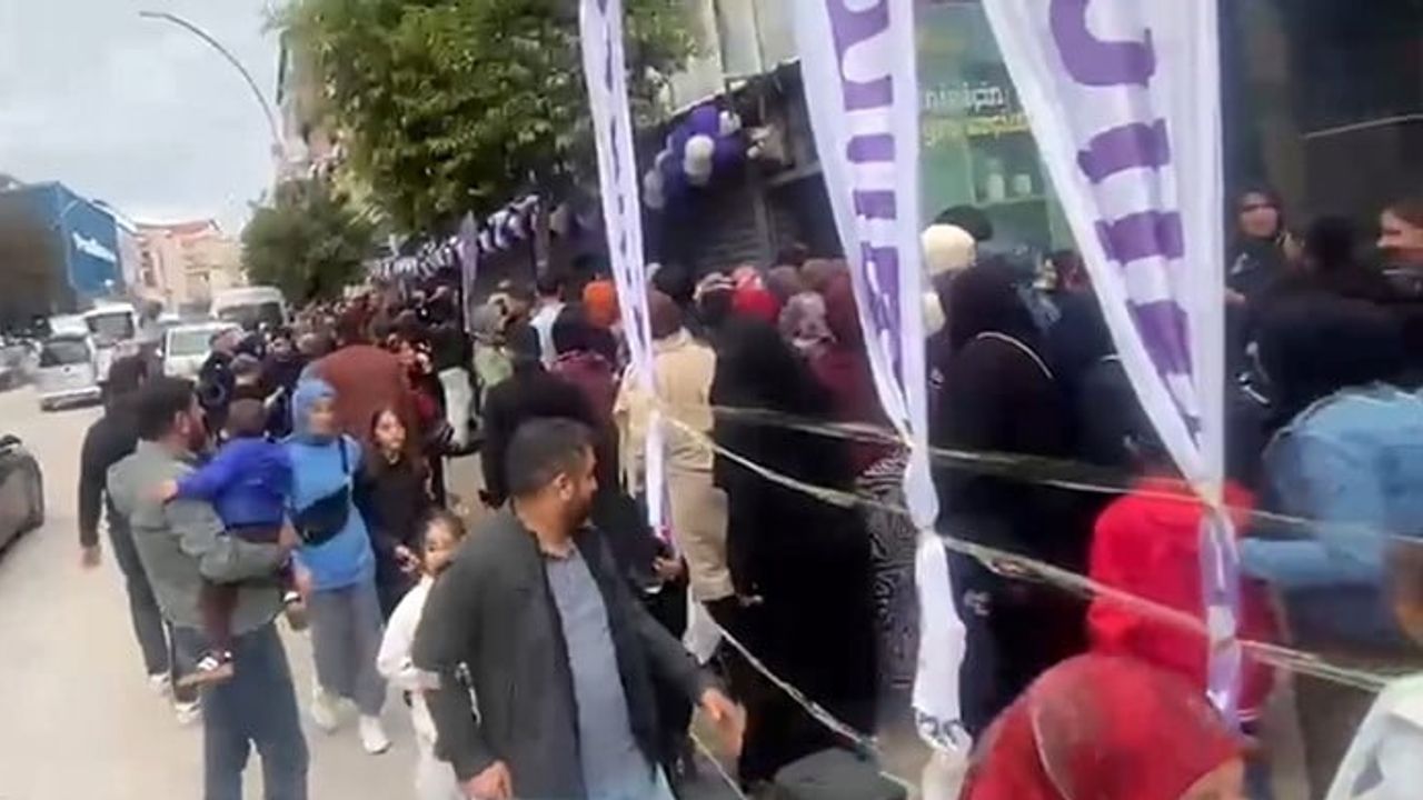 Açılış indirimi Darıca'da izdihama yol açtı