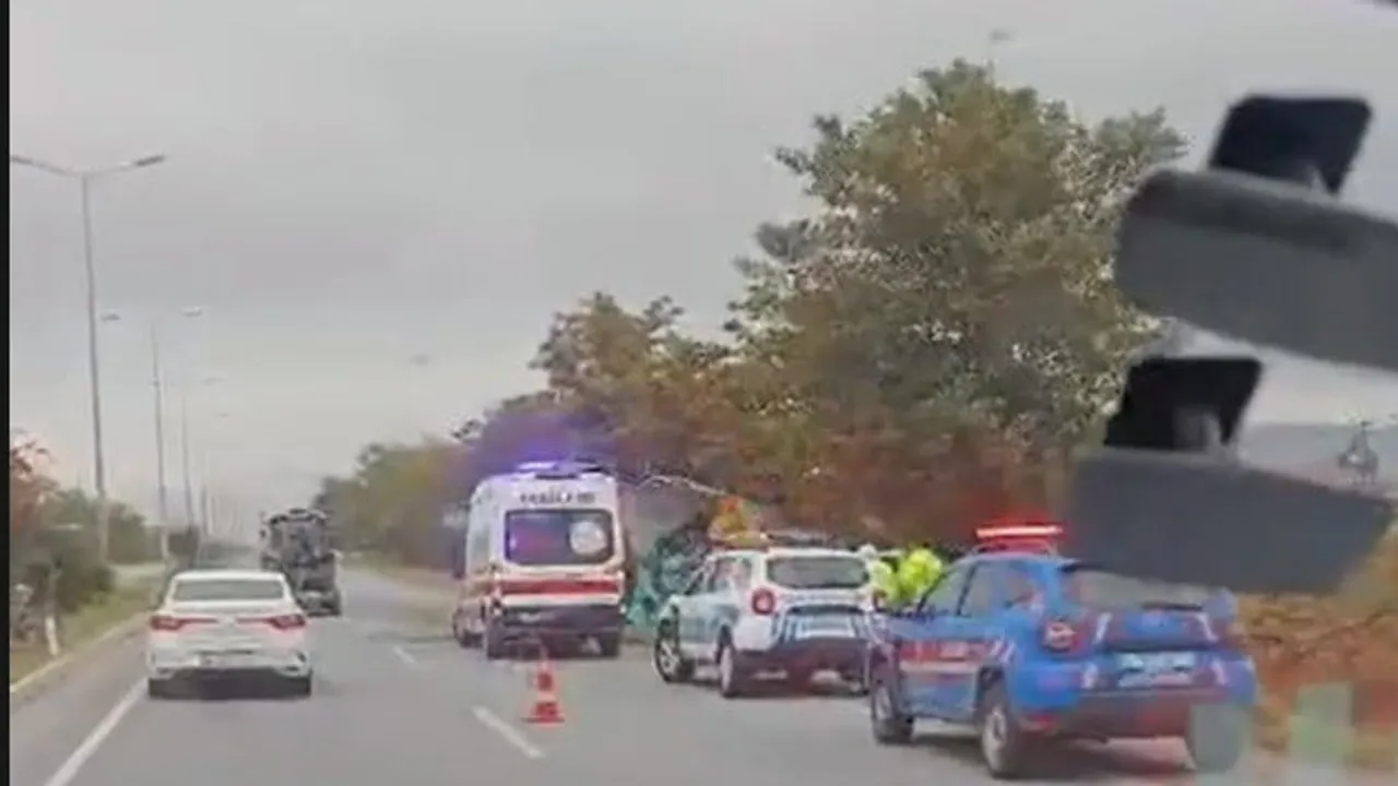 Acıpayam'da direksiyon hakimiyetini kaybeden kamyon şarampole devrildi