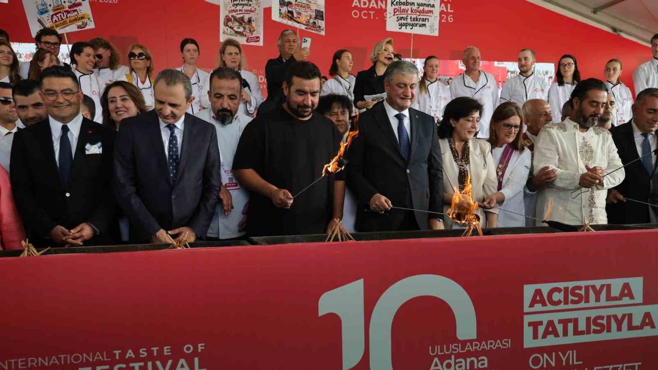 Adana’da 10. yıl coşkusu: dev mangal ateşiyle başlayan lezzet şöleni