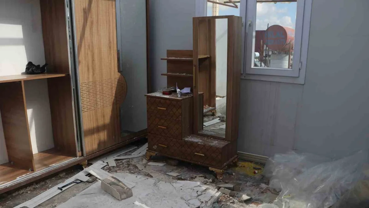 Adana'da 30 saniyelik fırtına evi harabeye çevirdi