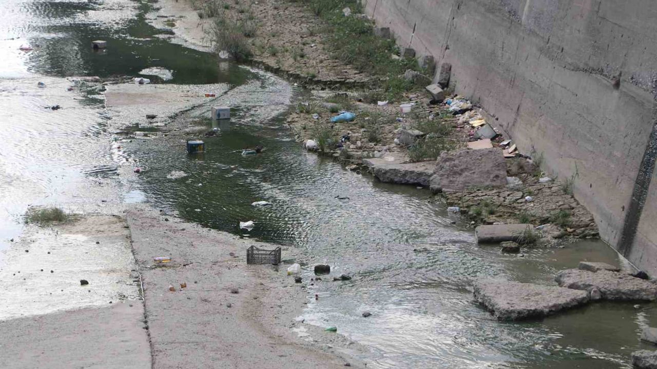 Adana'da bakımsız sulama kanalı Yüreğir sakinlerini ve esnafı bezdirdi