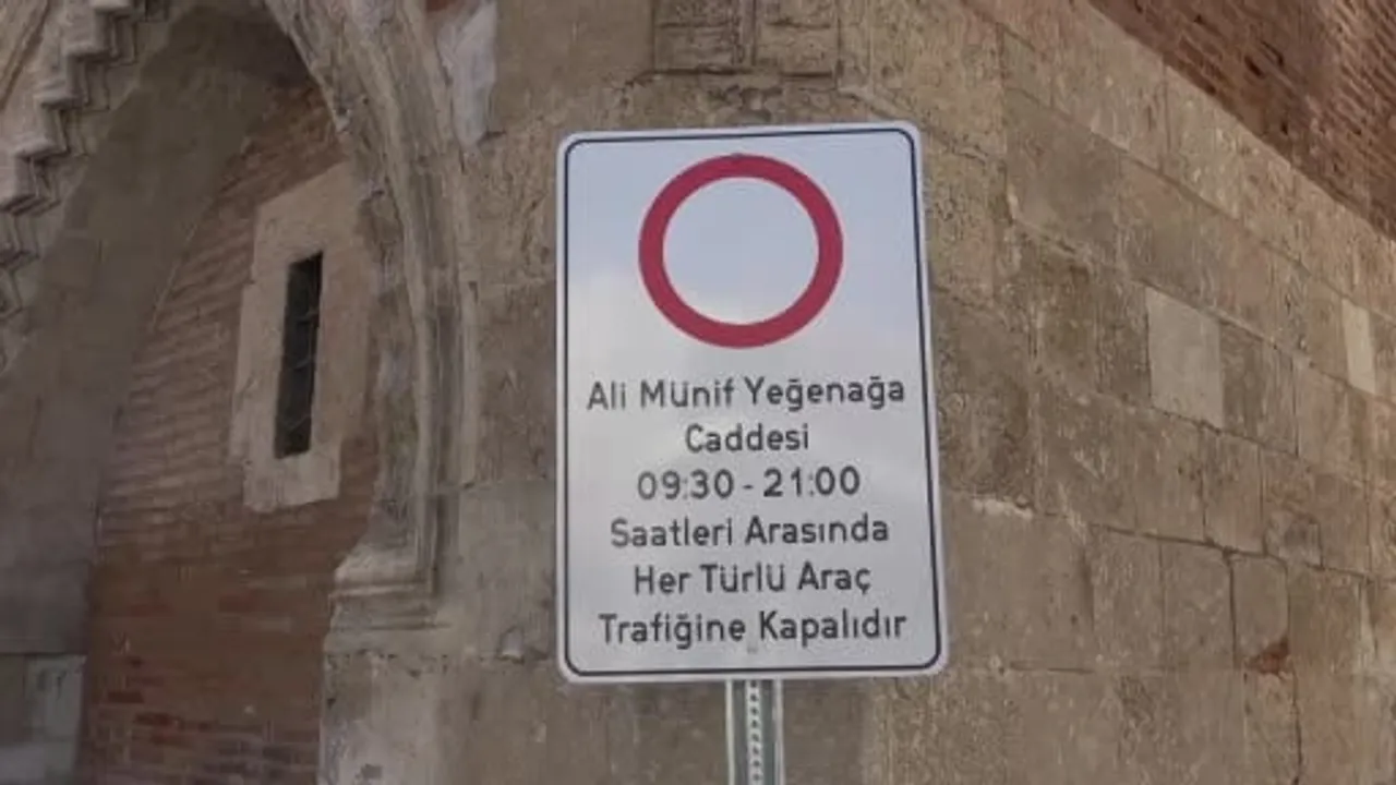 Adana'da Büyük Saat çevresindeki cadde geceleri trafiğe kapatıldı