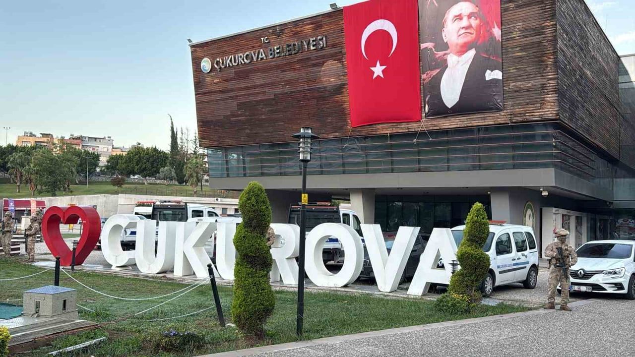 Adana'da Çukurova Belediyesi binasında jandarma araması