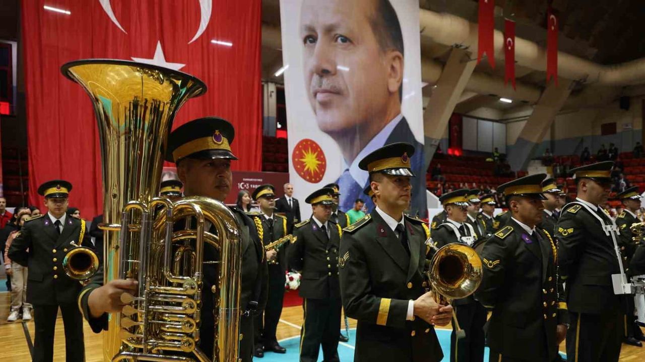 Adana'da cumhuriyet coşkusu salona taşındı