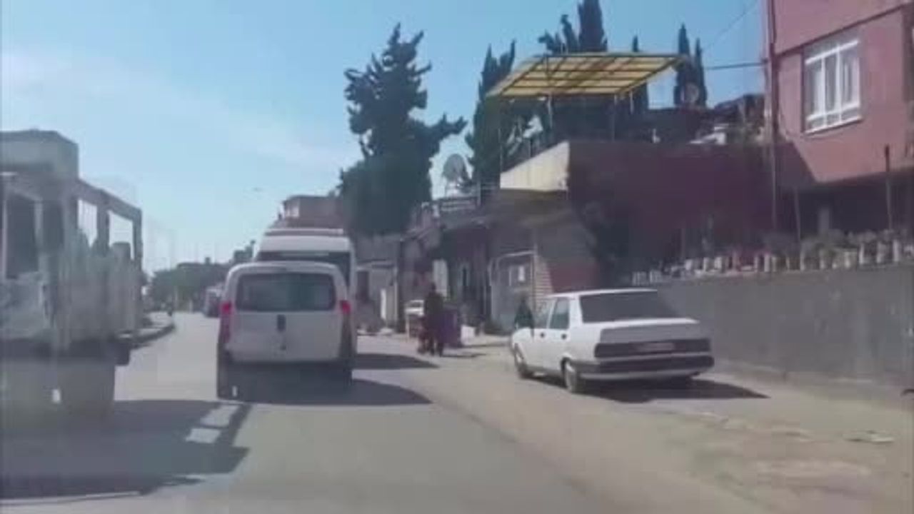 Adana'da dedektör köpeğinin tepki verdiği araçtan 9 kilo 250 gram skunk çıktı