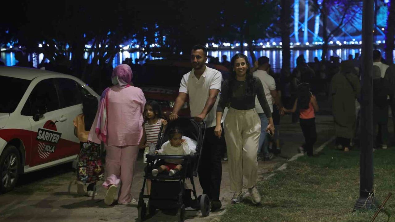 Adana'da gökyüzü şov: bin dron, lazer ve havai fişekle lezzet festivali renkleri