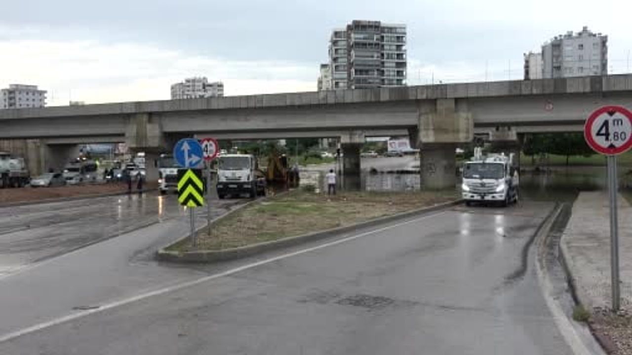 Adana'da sabah sağanağı yaşamı aksattı: valilik alt geçidi su altında, yol ağaçla kapandı