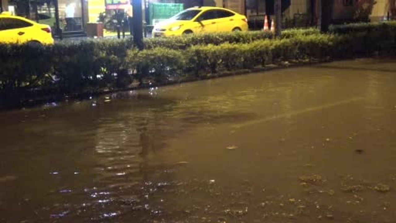 Adana’da sabah trafiğini aksatan 45 dakikalık sağanak