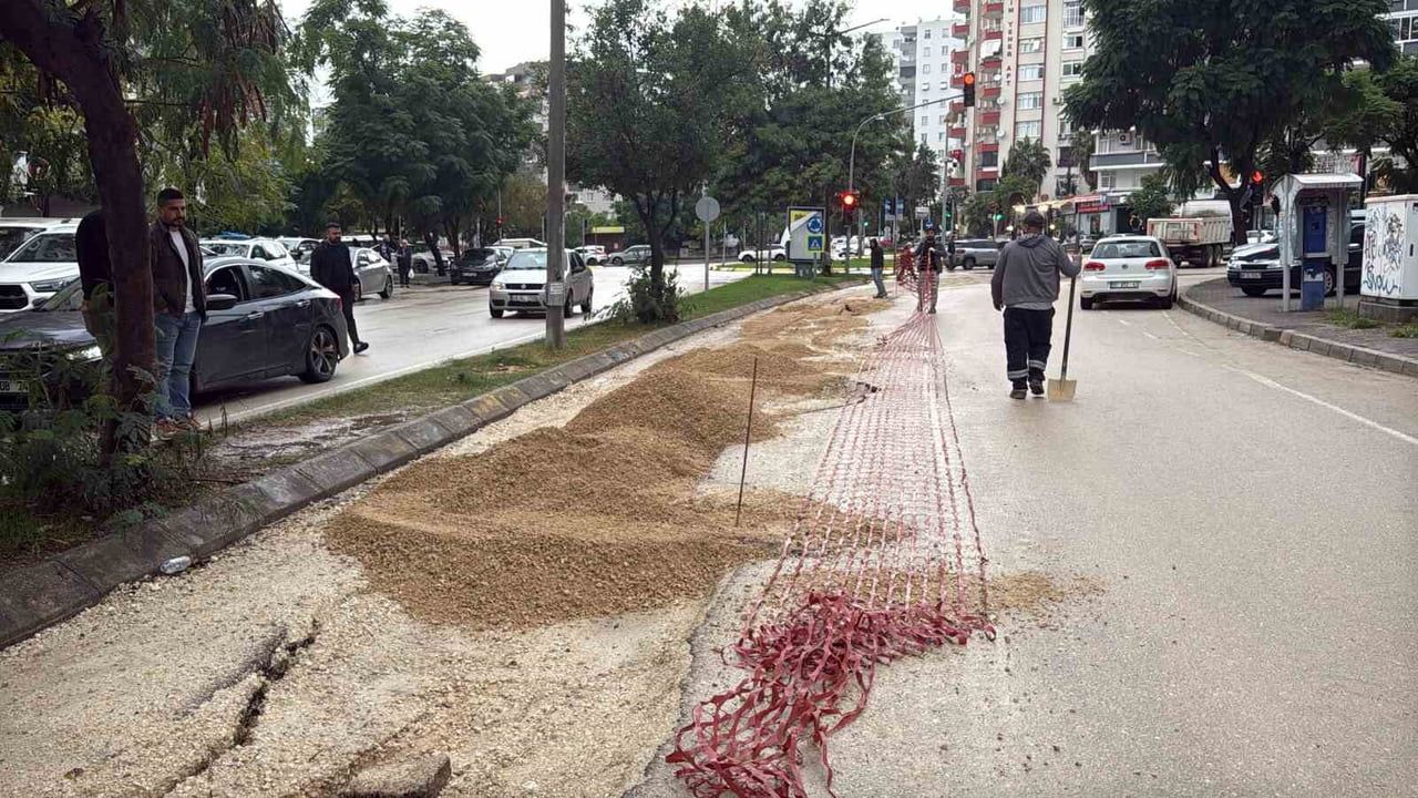 Adana'da sağanak sonrası bulvar çöktü, araçlar çukura saplandı