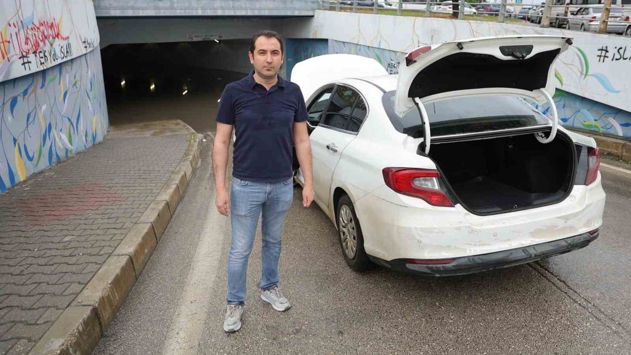 Adana’da sağanak yaşamı sekteye uğrattı: alt geçitte otomobil mahsur kaldı
