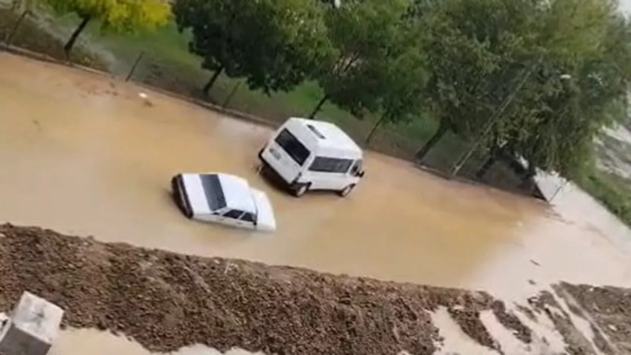 Adana'da sağanak yolları su altında bıraktı