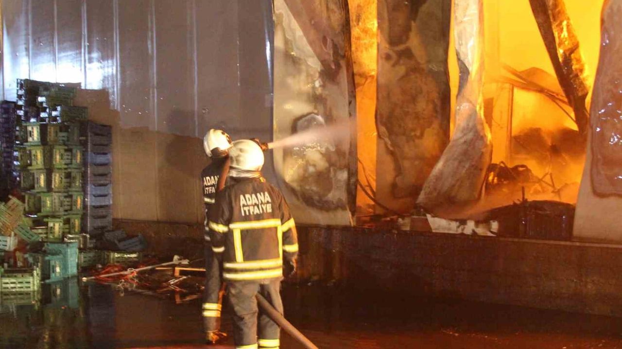 Adana'da sebze ve meyve halindeki yangın 22 iş yerini kullanılamaz hale getirdi
