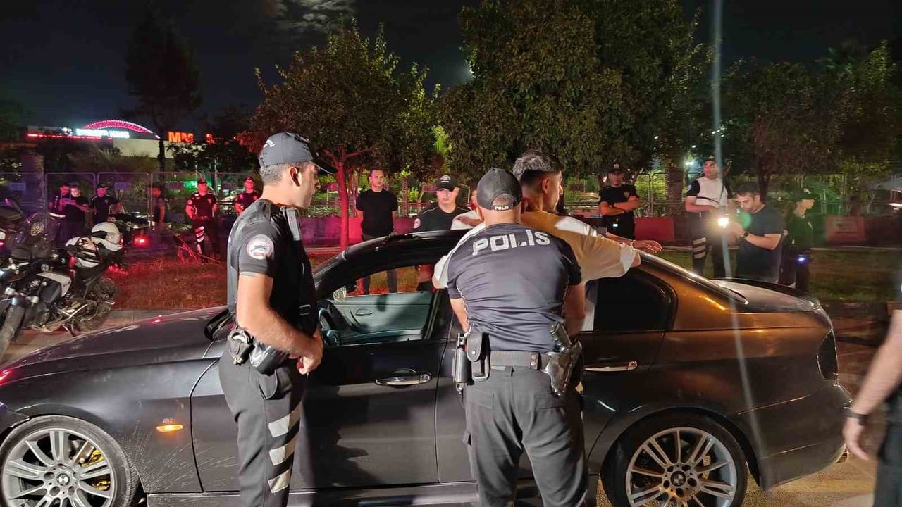Adana'da sokak güvenliği denetimi: 66 aranan şahıs yakalandı, 2 bin 241 ecstasy hap ele geçirildi