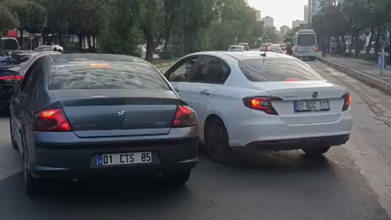 Adana'da yol verme kavgası: sürücüler ceza korkusuyla araçtan inmedi