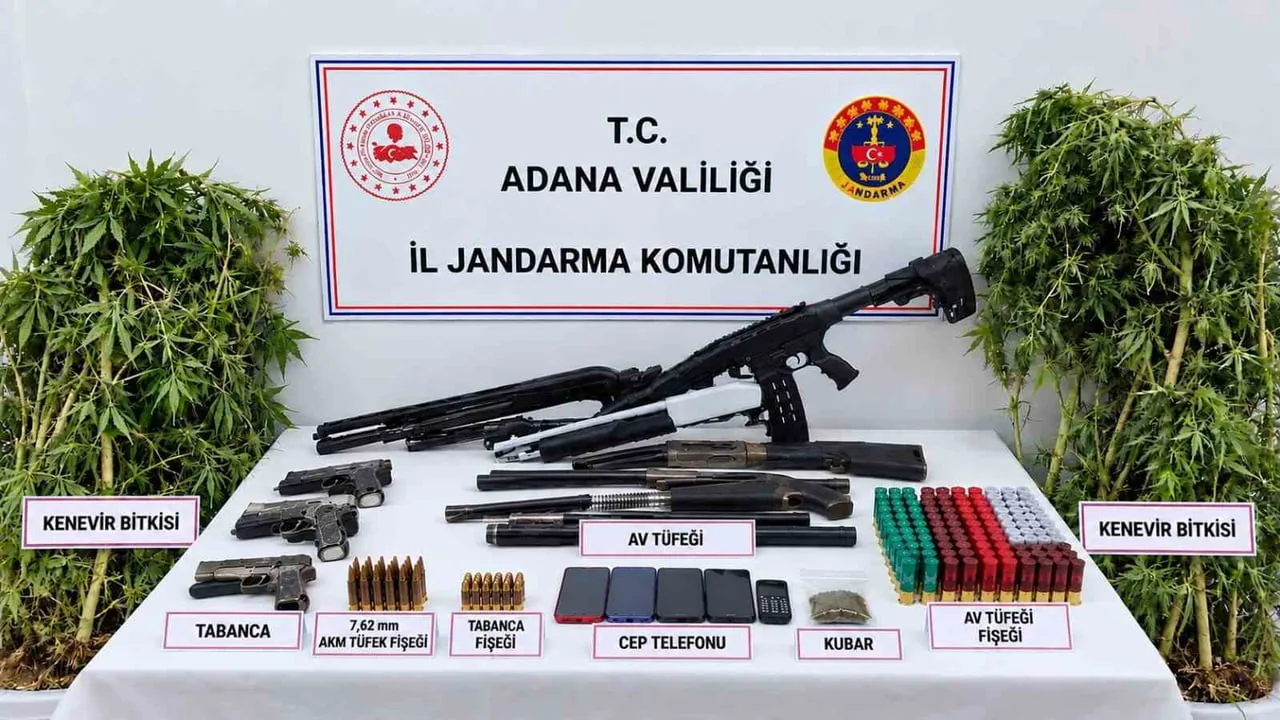 Adana Kozan'da gömülü av tüfekleri ve skunk ele geçirildi; 18 yıl cezası olan zanlı yakalandı