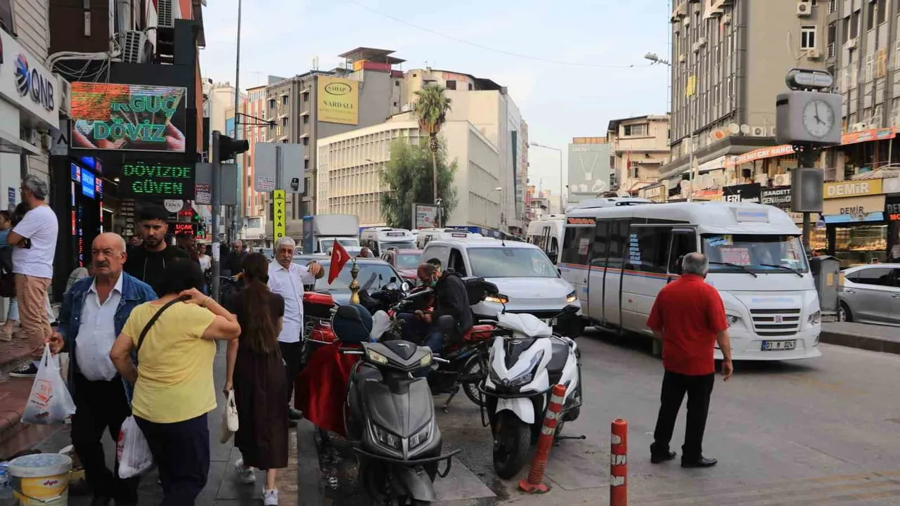Adana'nın kalbinde trafik sıkıştı: hatalı parklar günlük hayatı zorluyor