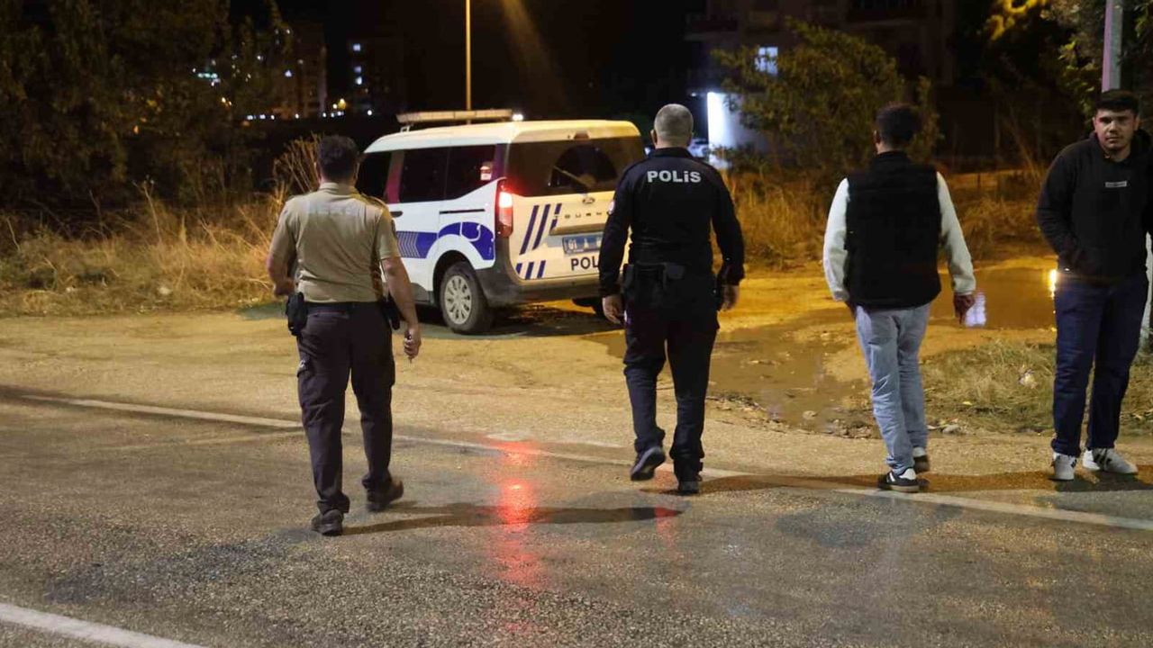 Adana'nın Kozan ilçesinde yağışta otomobil sulama kanalına düştü: 2 yaralı