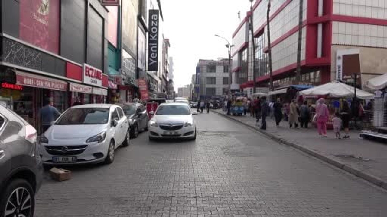 Adana sokaklarında hatalı parklar trafiği yavaşlatıyor