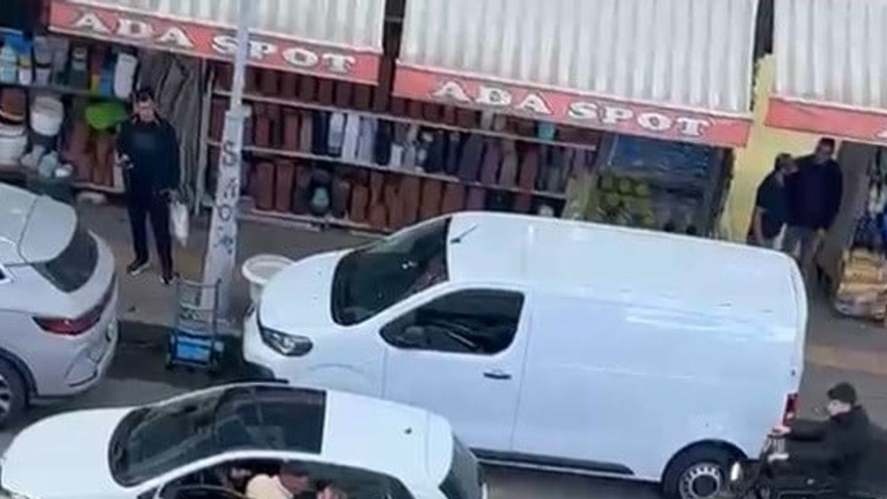 Adapazarı'nda 'dövüş antrenörüyüm' diyen kadın sürücüye yumruk attı